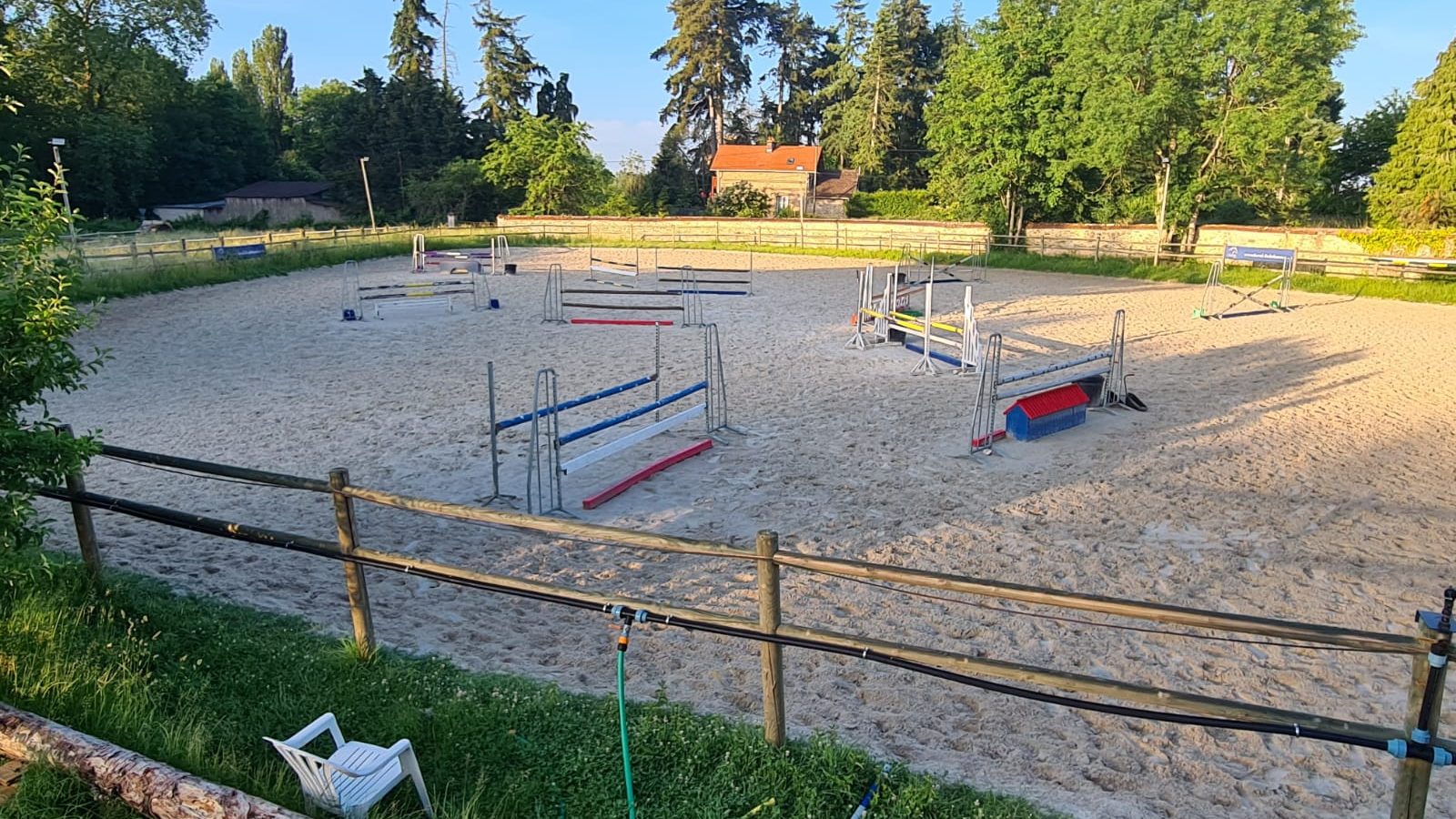 Un parcours de saut d'obstacle est toujours monté dans la carrière, afin de permettre aux cavaliers de prendre des cours de saut pour le loisir ou pour se préparer aux compétitions